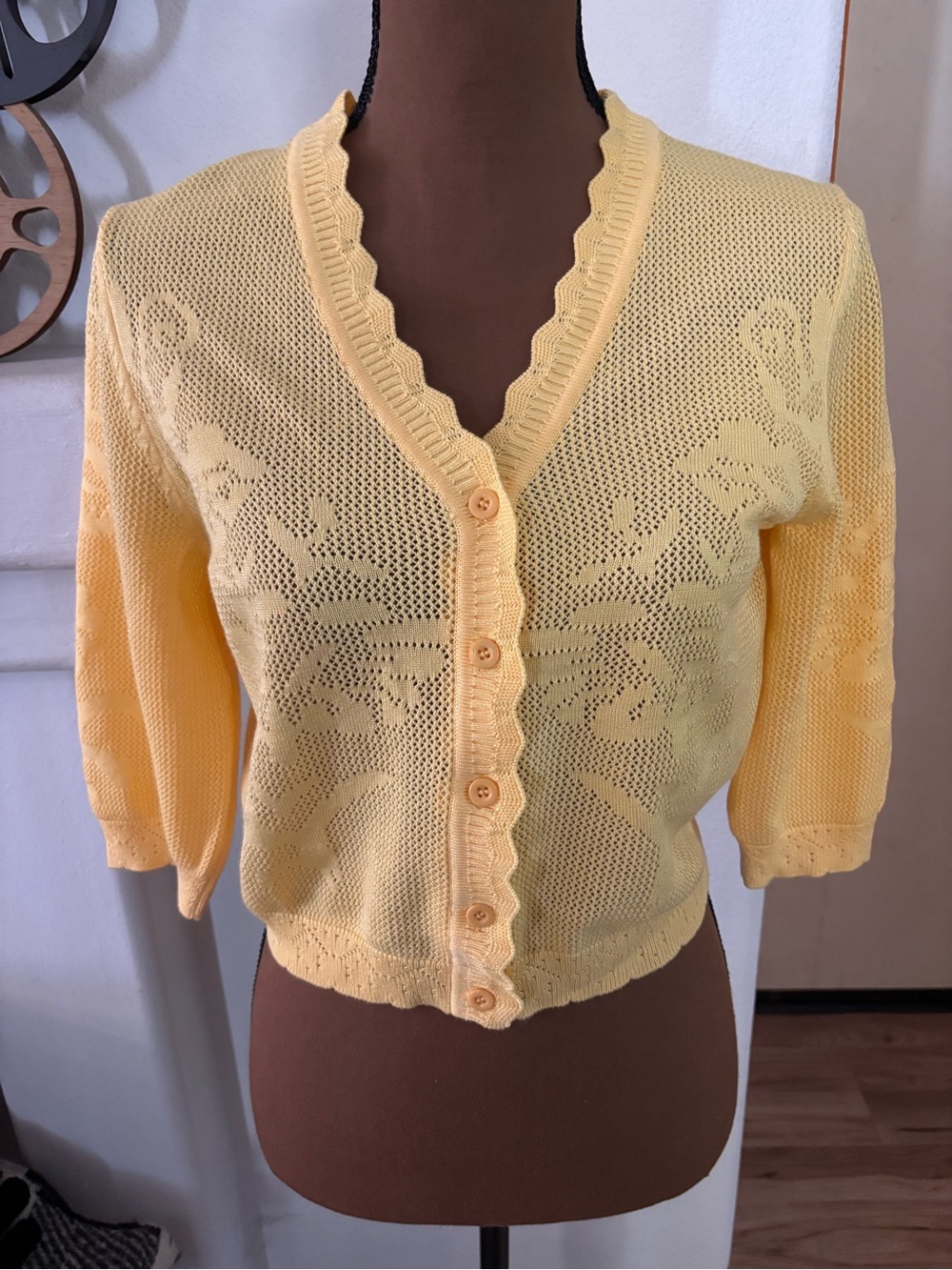Kate Kasin Yellow Scallop-Edge Crochet Button-Front Cardigan SZ S. Very Nice.